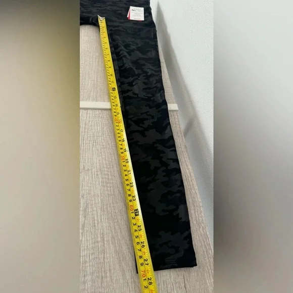 Spanx Faux Leather Camo Leggings Sporty Gorp Rock Streetwear Shaping NWT Small - Picture 5 of 10